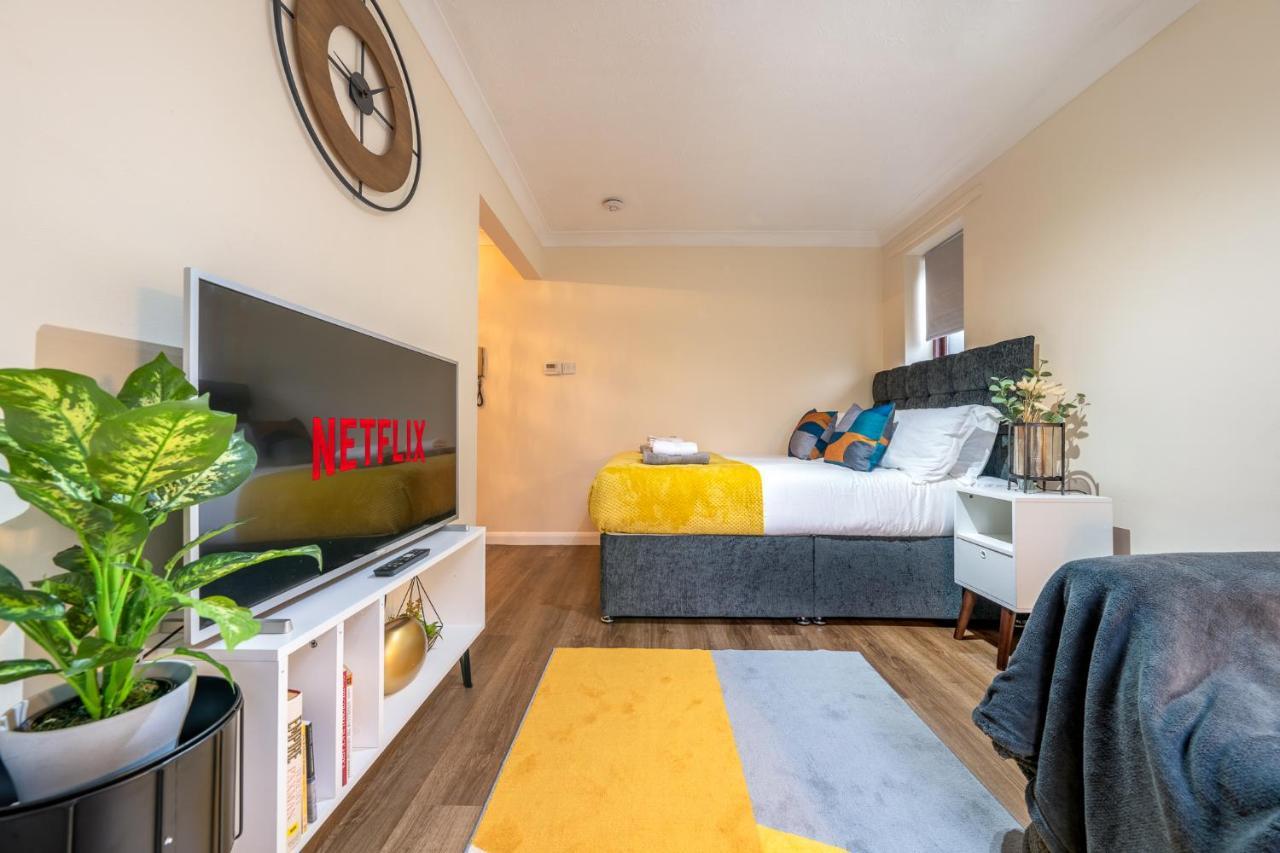 Grange Studio Apartment - Heathrow 斯坦斯 外观 照片